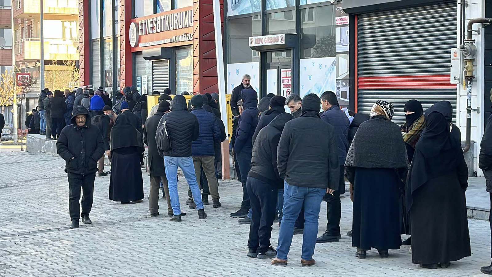 Van’da ucuz et kuyruğunda bekleyen vatandaş; “Biz emeklilerin bir tek tabut ve mezarı eksik!”